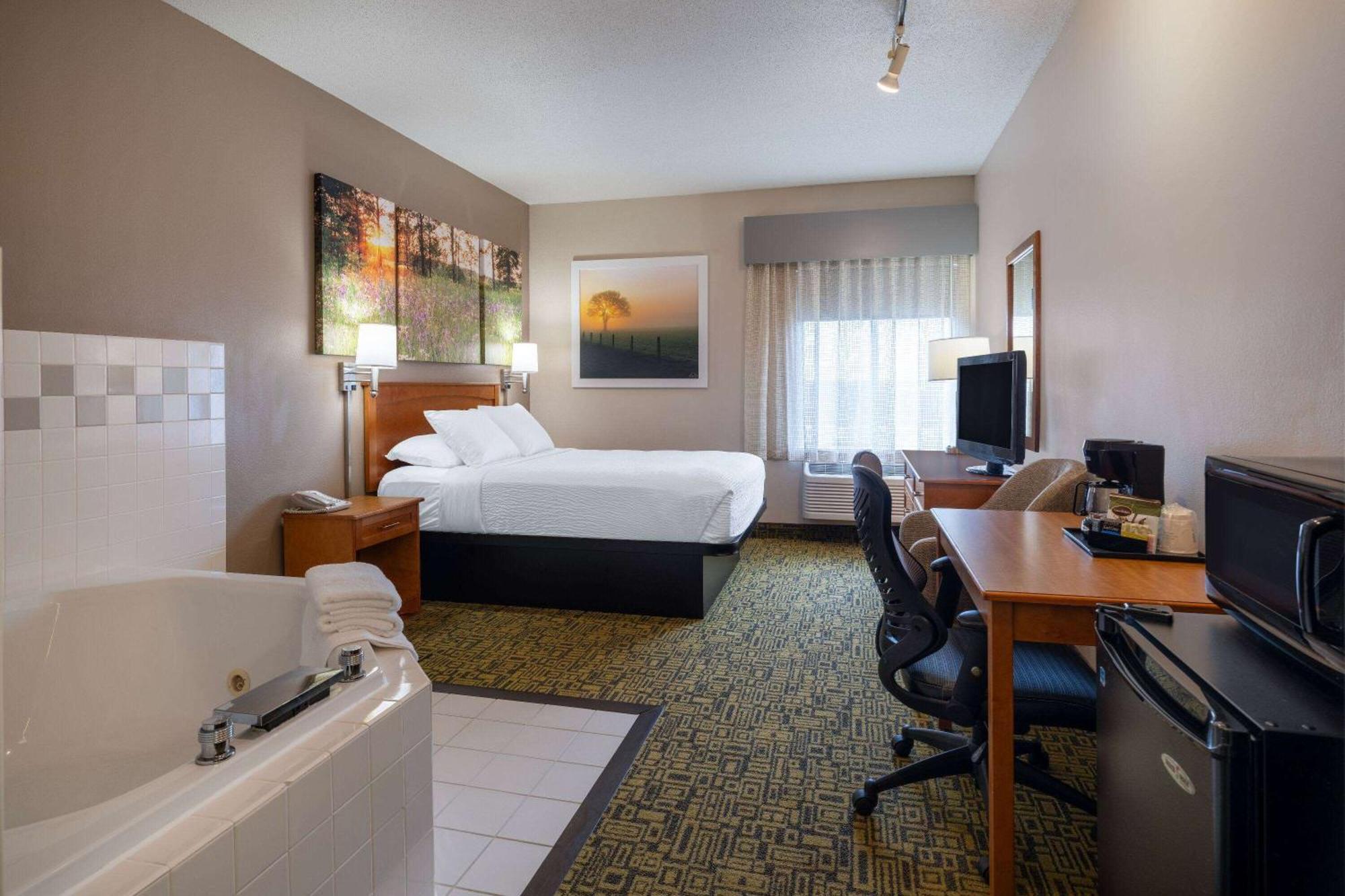 Days Inn & Suites By Wyndham Madison Exterior photo