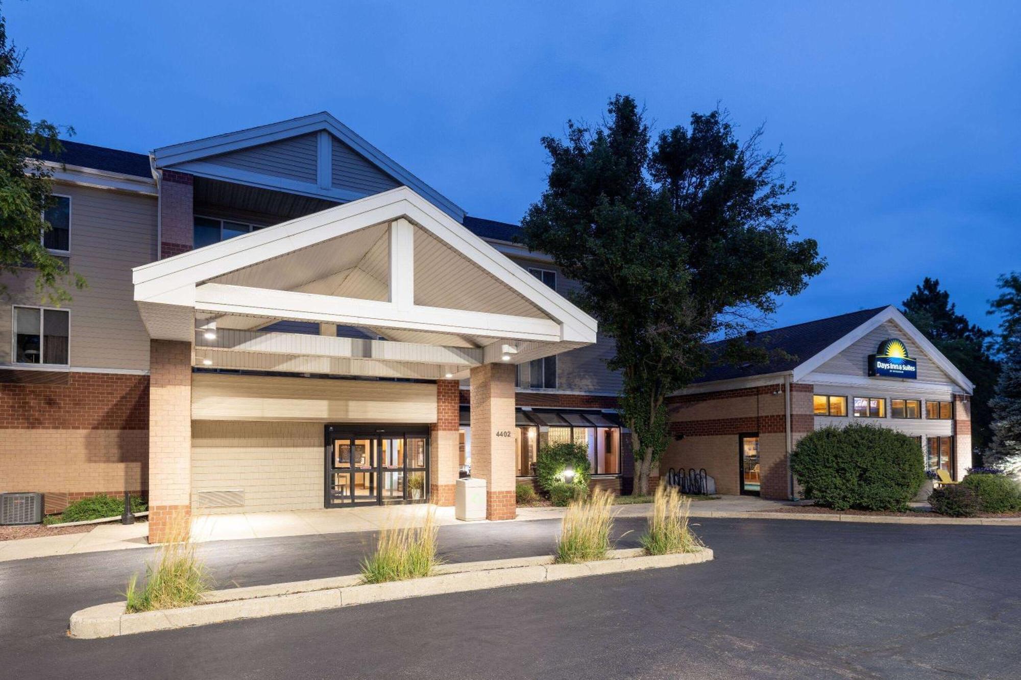 Days Inn & Suites By Wyndham Madison Exterior photo