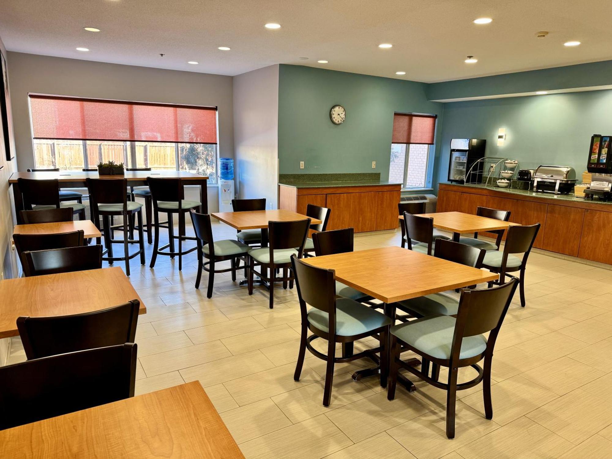 Days Inn & Suites By Wyndham Madison Exterior photo