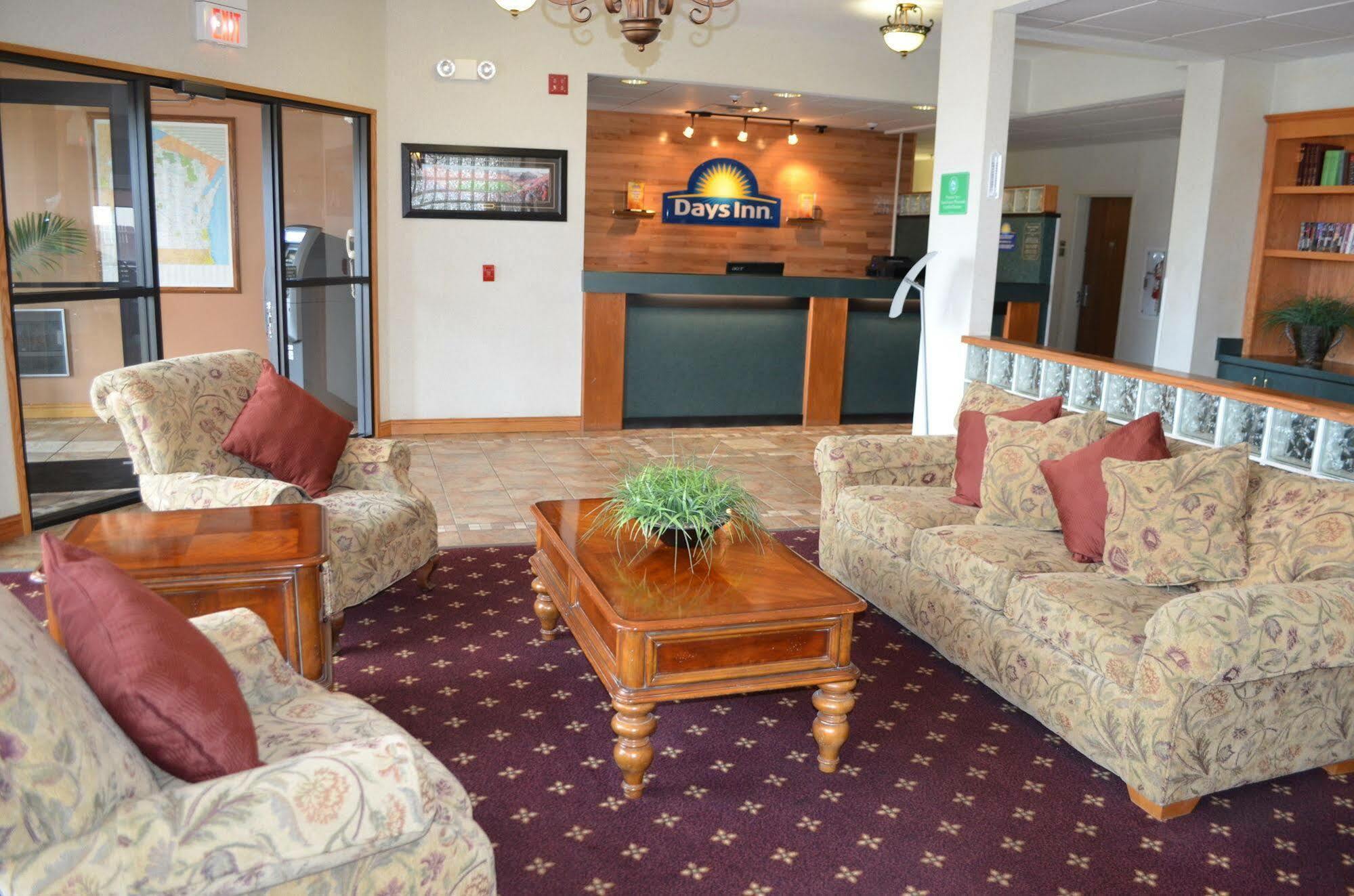 Days Inn & Suites By Wyndham Madison Exterior photo